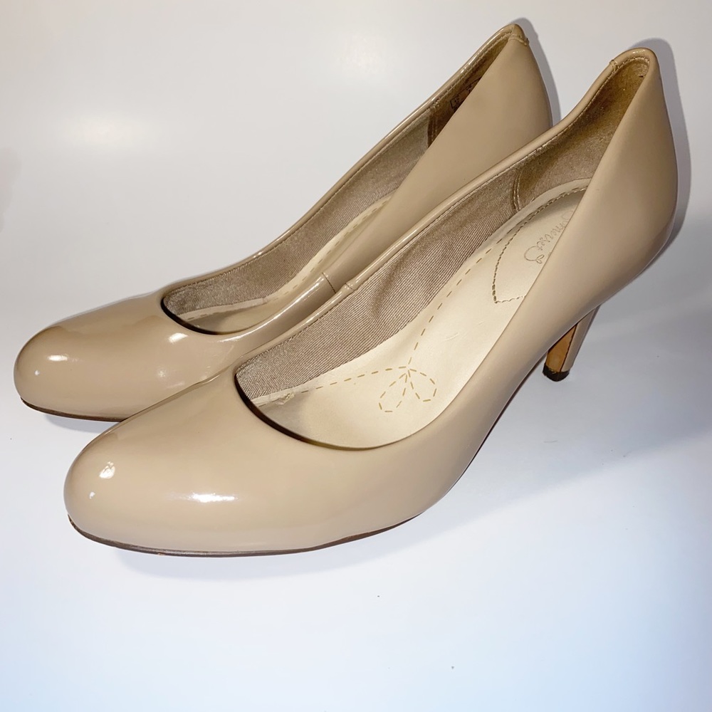 Clarks Women's Carlita Cove Dress Pump in Sand Patent Size 7